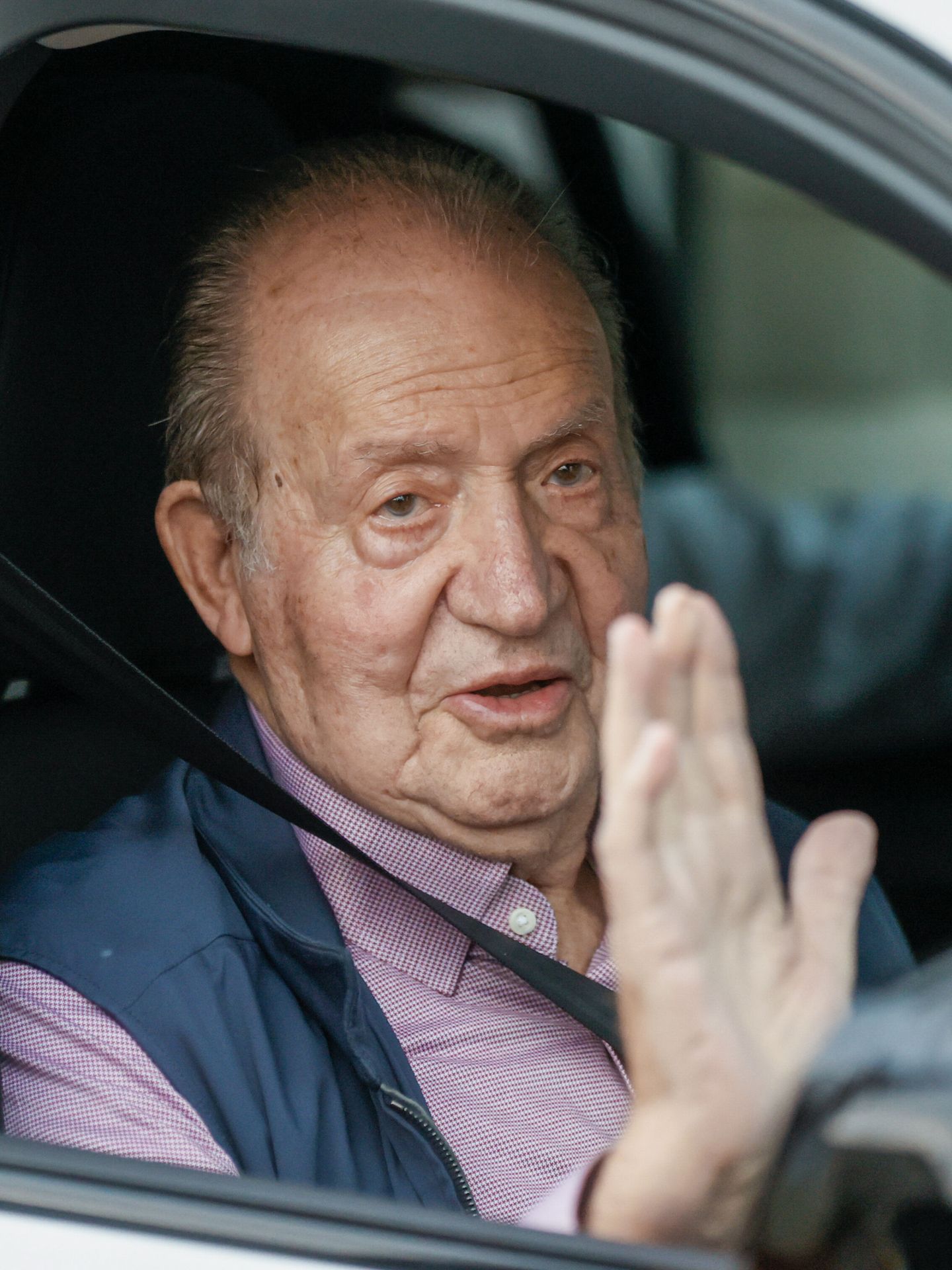 El rey Juan Carlos abandonando este lunes la casa de Pedro Campos. (EFE/Lavandeira Jr)