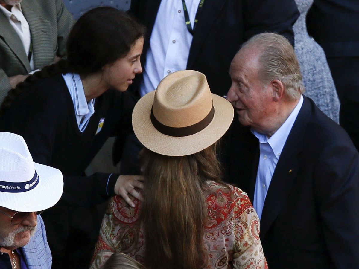 Foto: Victoria Federica, junto a la infanta Elena, charla con el rey Juan Carlos en una imagen de archivo. (EFE)