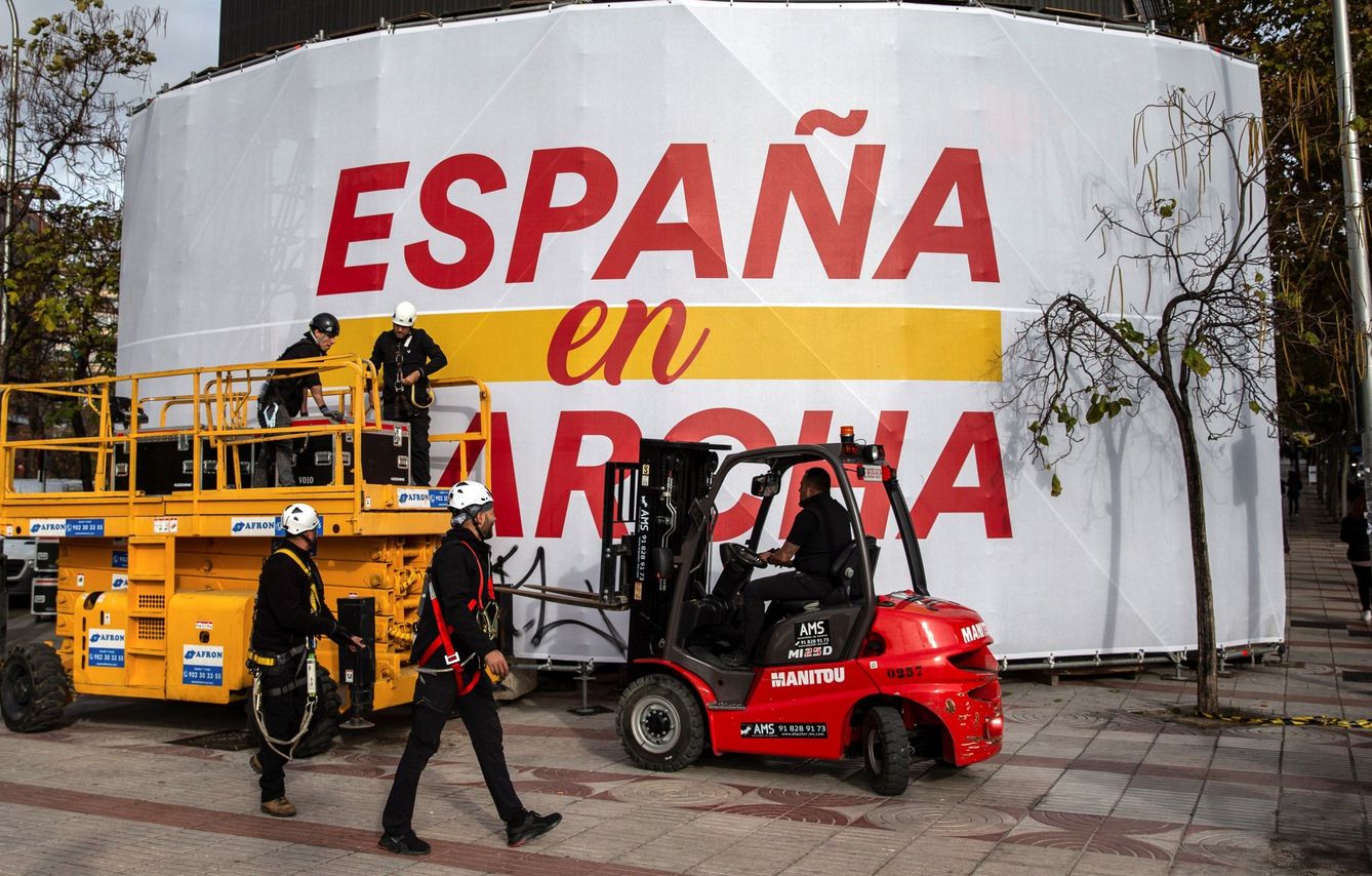 Operarios comienzan a desmontar la pantalla gigante de la sede de Ciudadanos. (EFE)