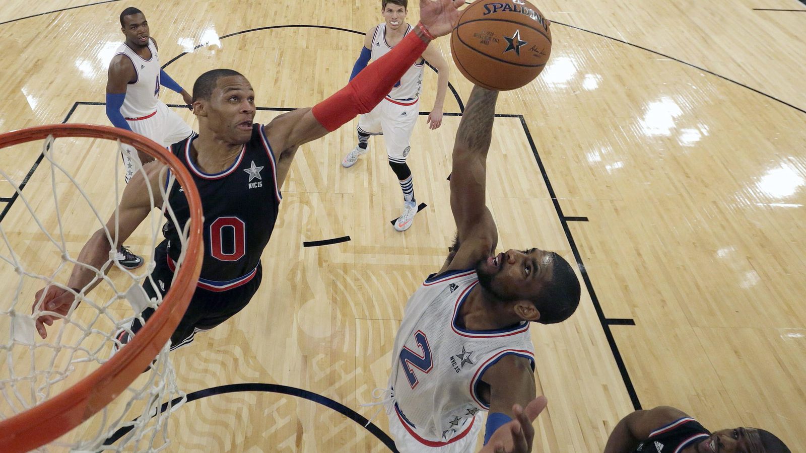 Foto: Russell Westbrook y Kyrie Irving, en el All Star de la NBA. (EFE) 