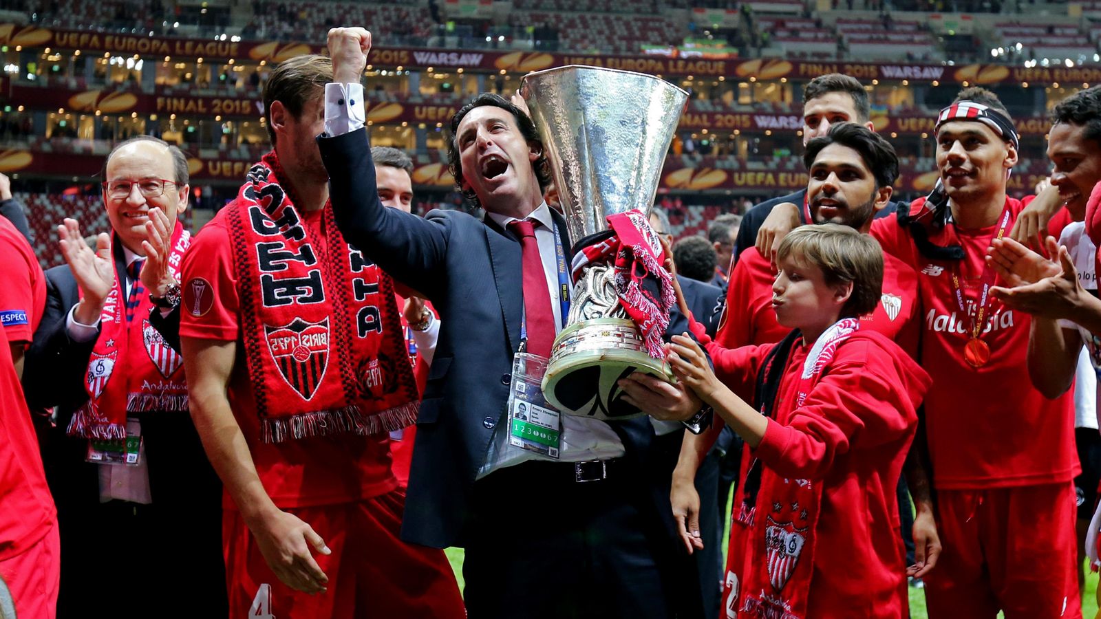 Foto: Emery celebra el título de campeón con la Copa (Reuters).