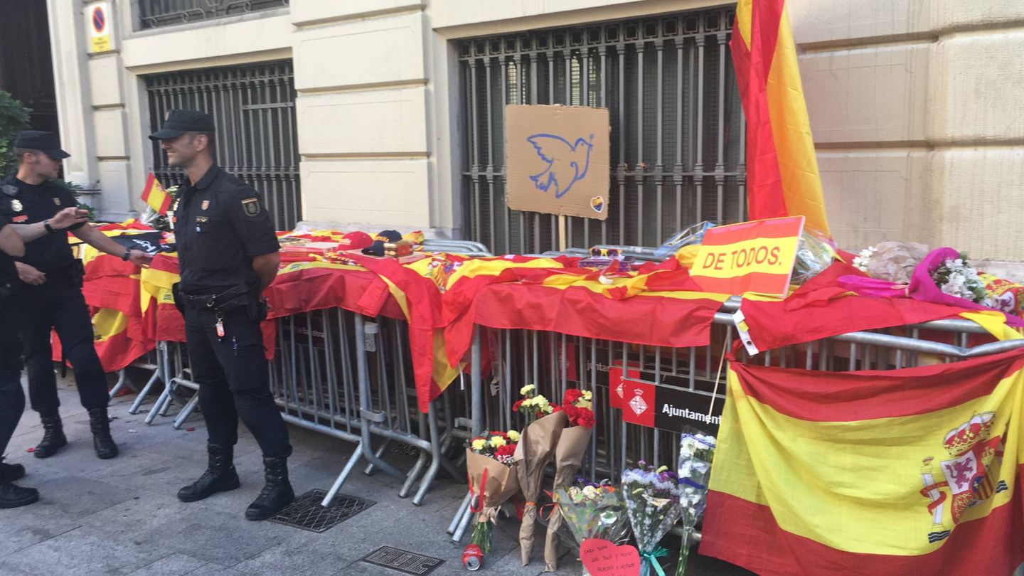 Altar de ofrendas a la Policía Nacional: flores, bombones y banderas.(M.G.R.)