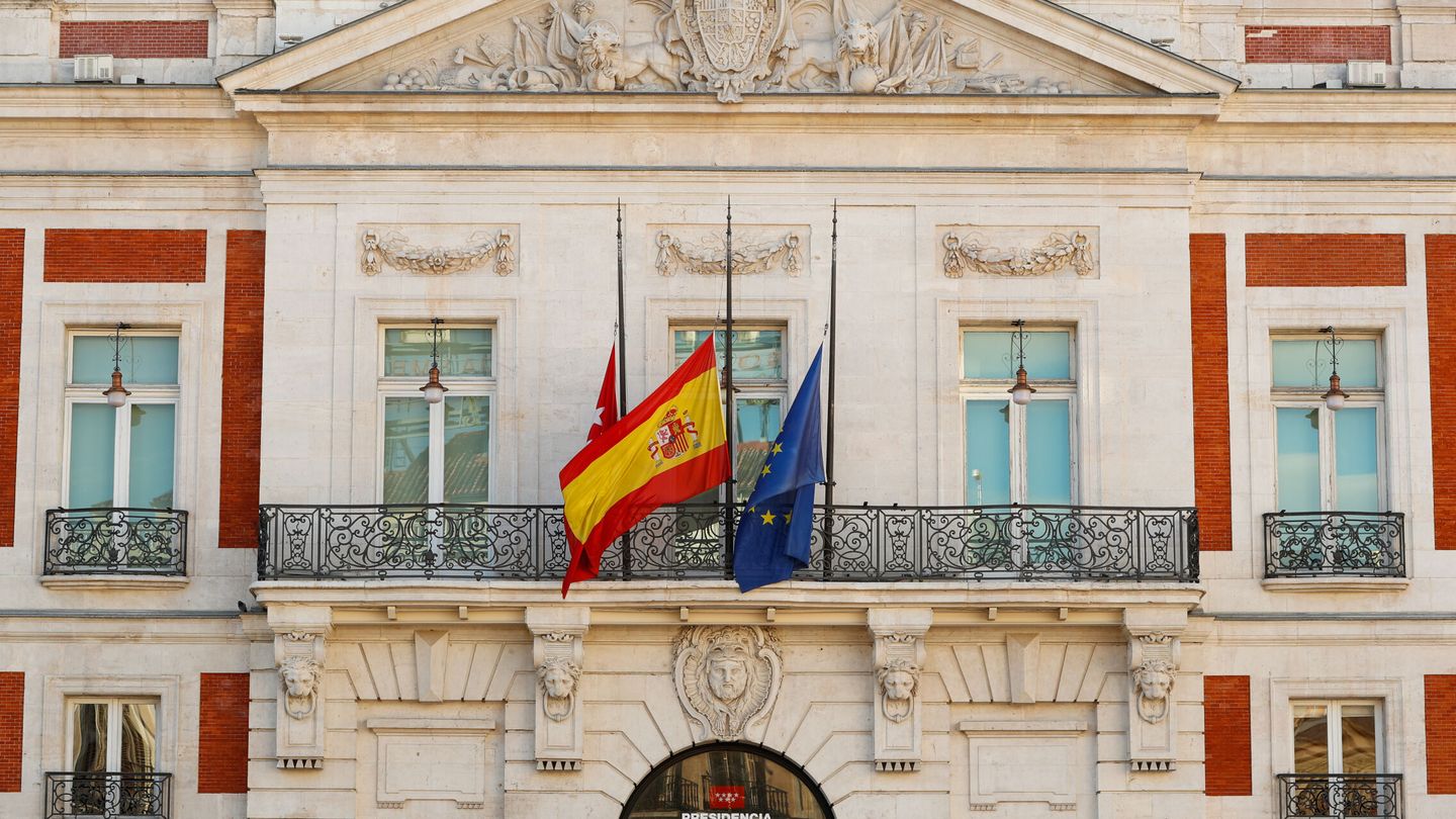Las banderas madrileña, española y de la UE ondean a media asta en la fachada de la Real Casa de Correos, sede del Gobierno regional de Madrid por el fallecimiento de la reina Isabel II de Inglaterra. (EFE Luis Millán)