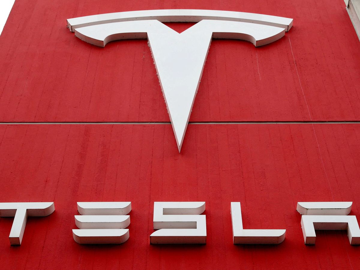 Foto: Logo Tesla. (Reuters/Arnd Wiegmann)