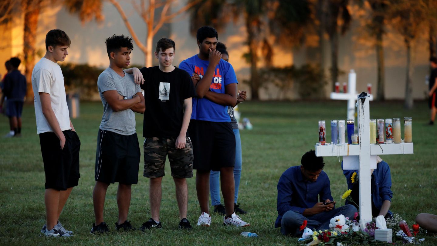 Jóvenes homenajean a sus compañeros muertos en el tiroteo del Instituto Marjory Stoneman Douglas Hen Parkland, Florida, el 16 de febrero de 2018. (Reuters)