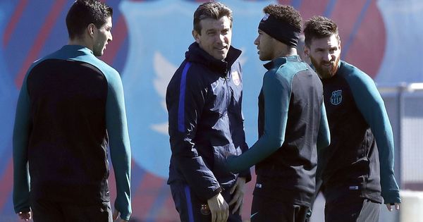 Foto: Juan Carlos Unzué con Suárez, Neymar y Messi. (EFE)