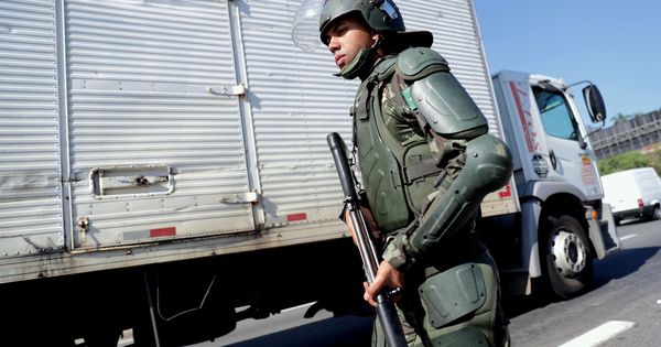 Foto: El Ejército brasileño escolta a varios camioneros que quieren retornar a sus labores, a unos 30 kilómetros de Sao Paulo. (EFE) 