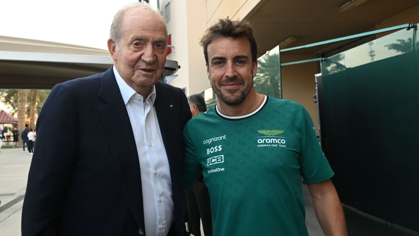 El rey Juan Carlos I posa junto a Fernando Alonso en Baréin. (EFE)