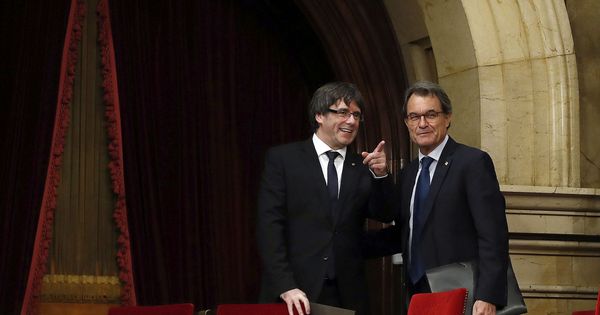 Foto: El 'president' de la Generalitat, Carles Puigdemont, y el 'expresident' Artur Mas. (EFE)