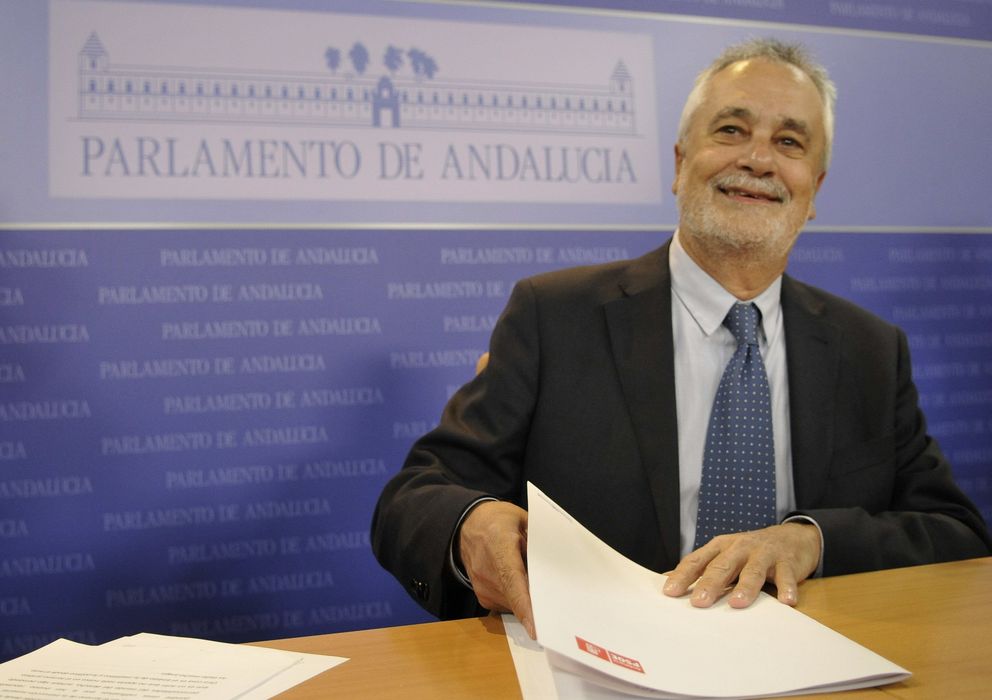Foto: El expresidente de la Junta de Andalucía, José Antonio Griñán, durante la rueda de prensa (Efe)