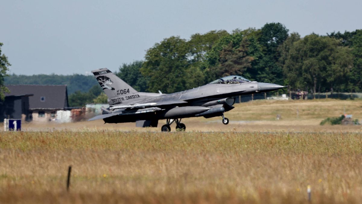 La UE estudia entrenar a soldados ucranianos para pilotar cazas F-16