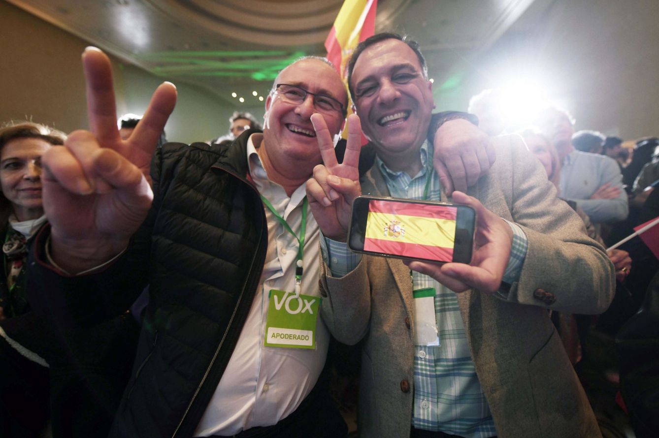 Cuadros de Vox, como el alcalde de Guadiana del Caudillo, Antonio Pozo (izquierda), celebran los resultados de las elecciones andaluzas. (EFE)