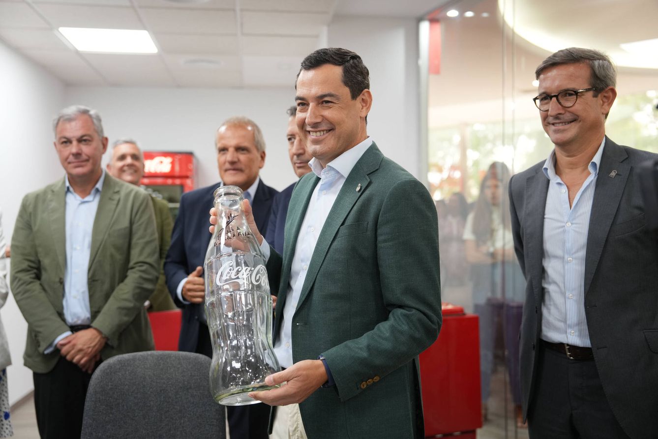 El presidente de la Junta visitó esta semana la planta de Coca Cola en Sevilla, la mayor de esta compañía en Europa. (Cedida)
