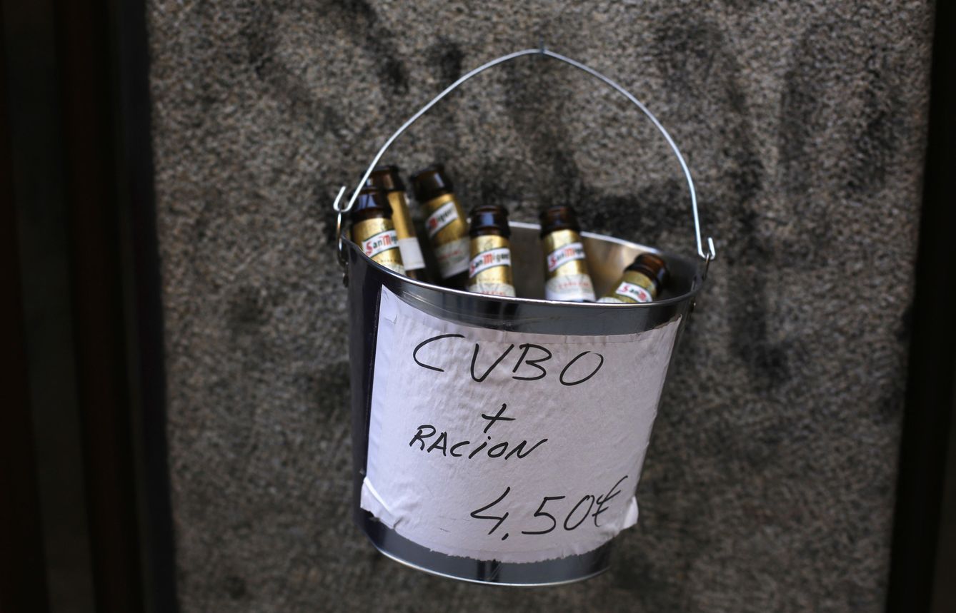 Los cubos son una buena opción para beber barato, pero más barato es beber menos. (Reuters)