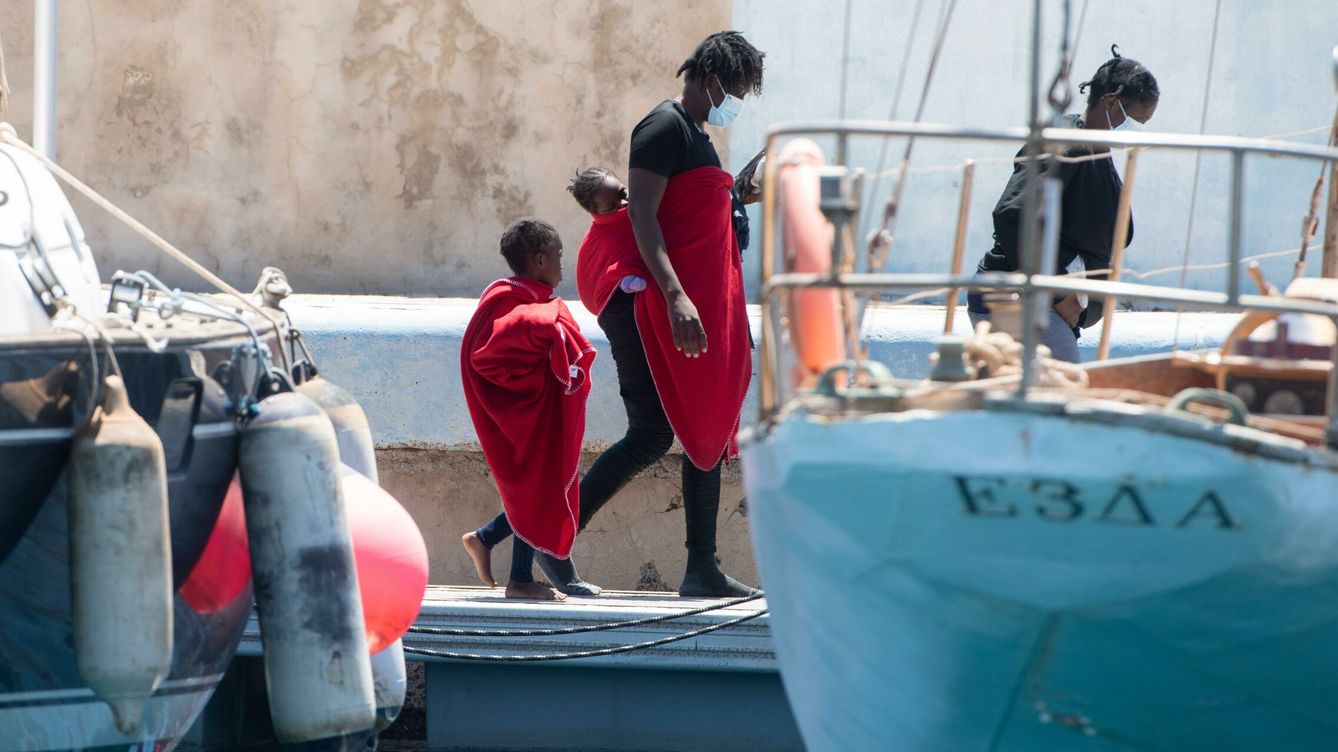 Foto: Migrantes desembarcan en el puerto de Gran Tarajal (Fuerteventura) desde la Salvamar Mízar. (EFE)