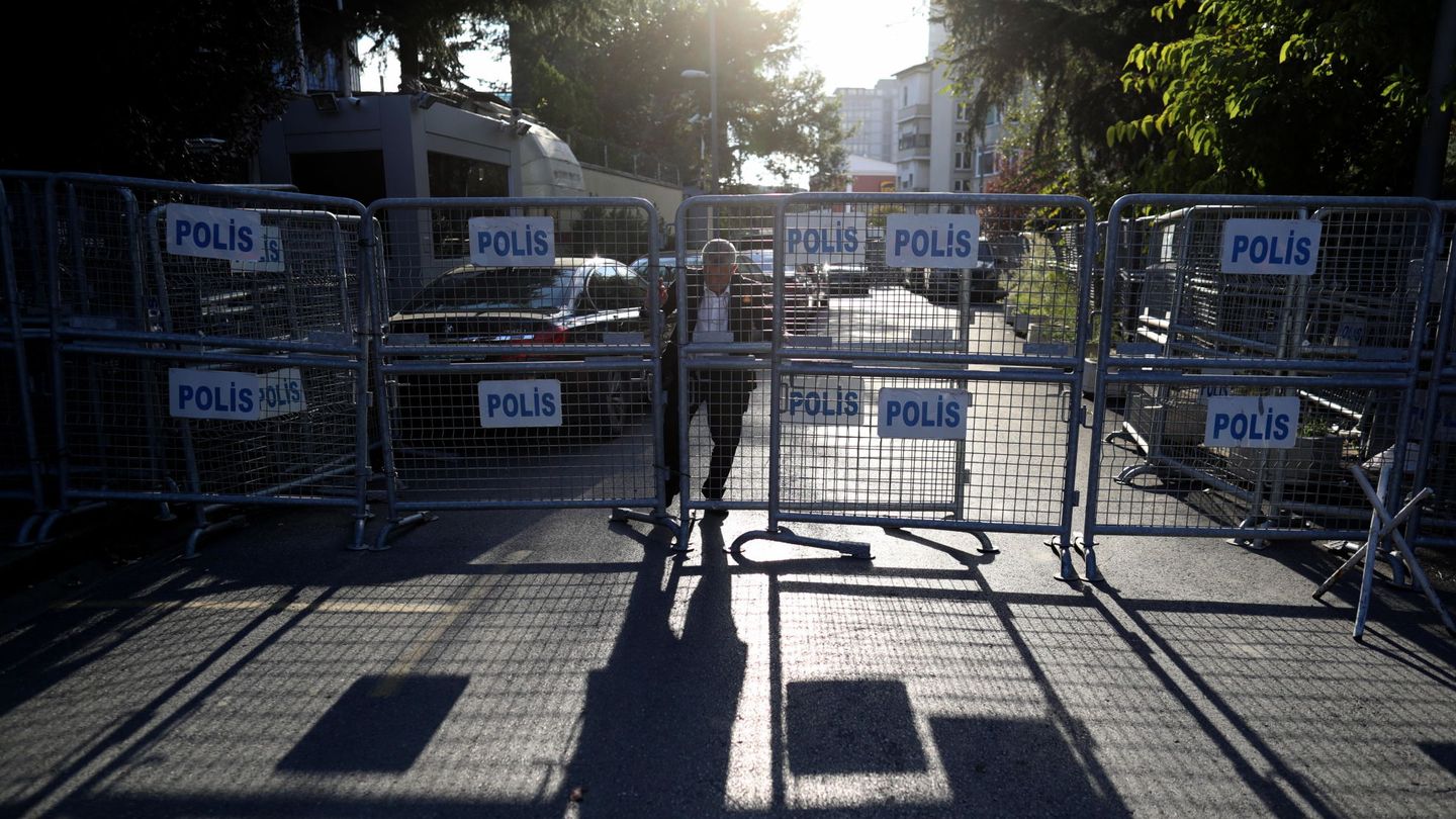 Un agente cierra la barrera en la entrada del consulado saudí en Estambul. (EFE)