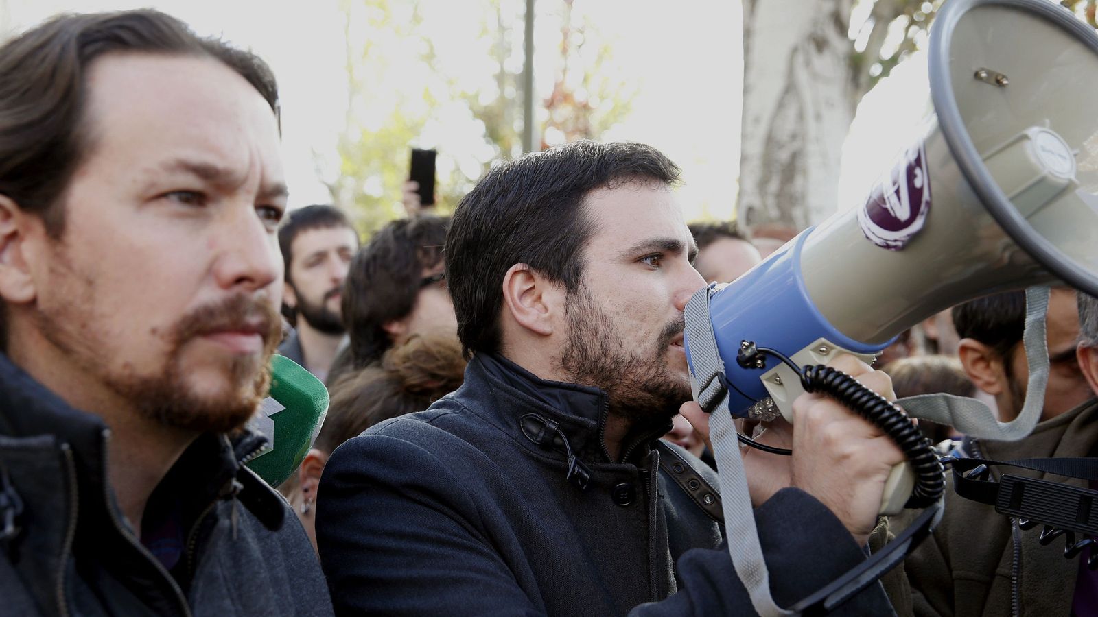 Foto: El secretario general de Podemos, Pablo Iglesias, y el coordinador federal de IU, Alberto Garzón, el pasado sábado durante una concentración contra la pobreza energética. (EFE)