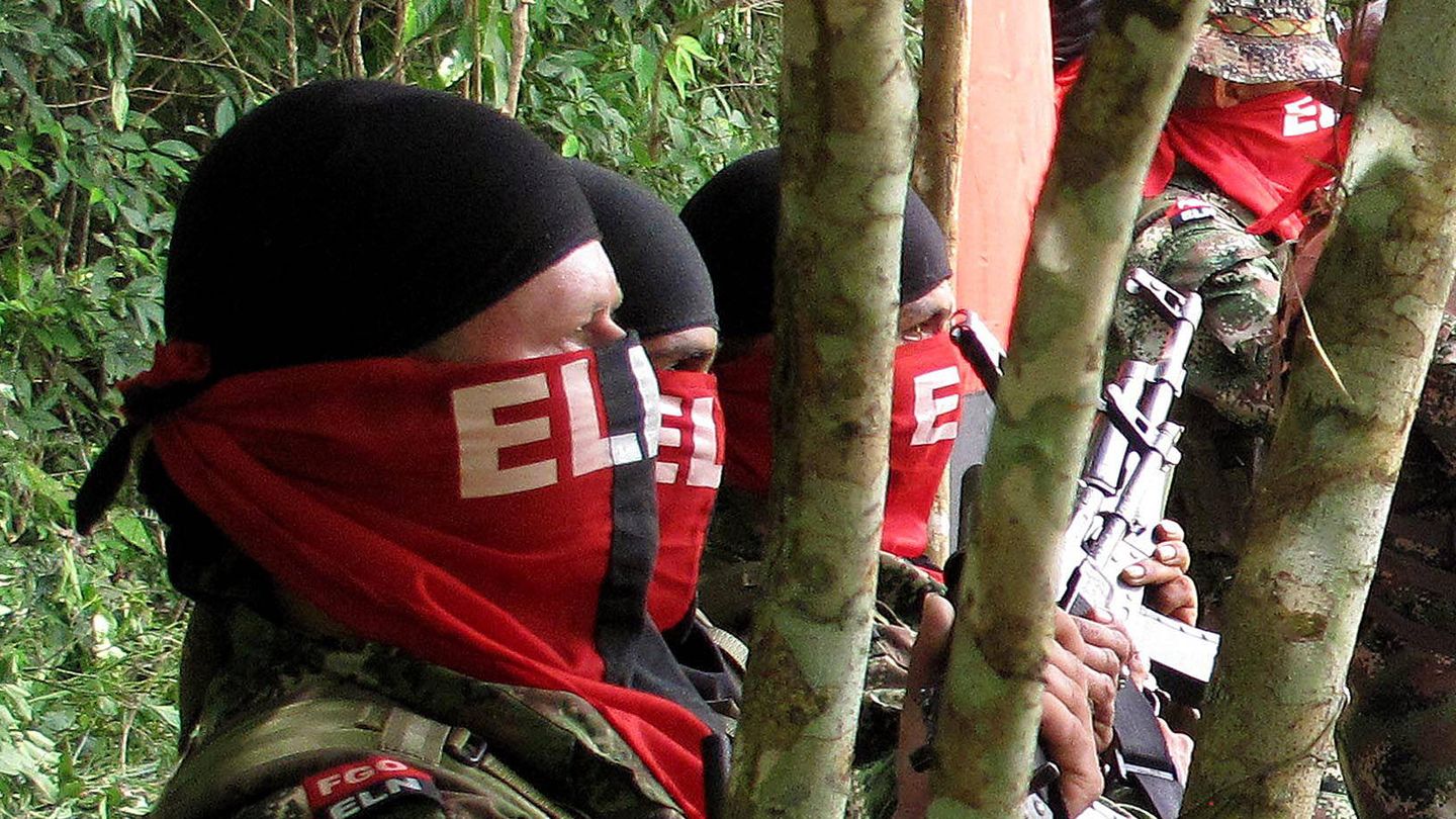 Integrantes de la guerrilla del ELN participan en la liberación de unos secuestrados, en agosto de 2012. (EFE)