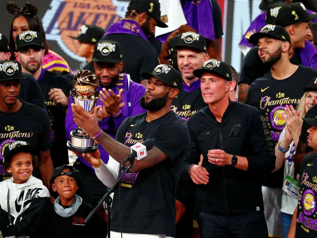 Foto: LeBron James celebra el título de la NBA con los Lakers. (Reuters)