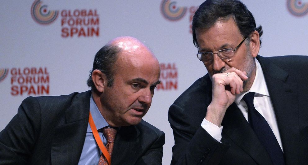 Mariano Rajoy y De Guindos. (Reuters)