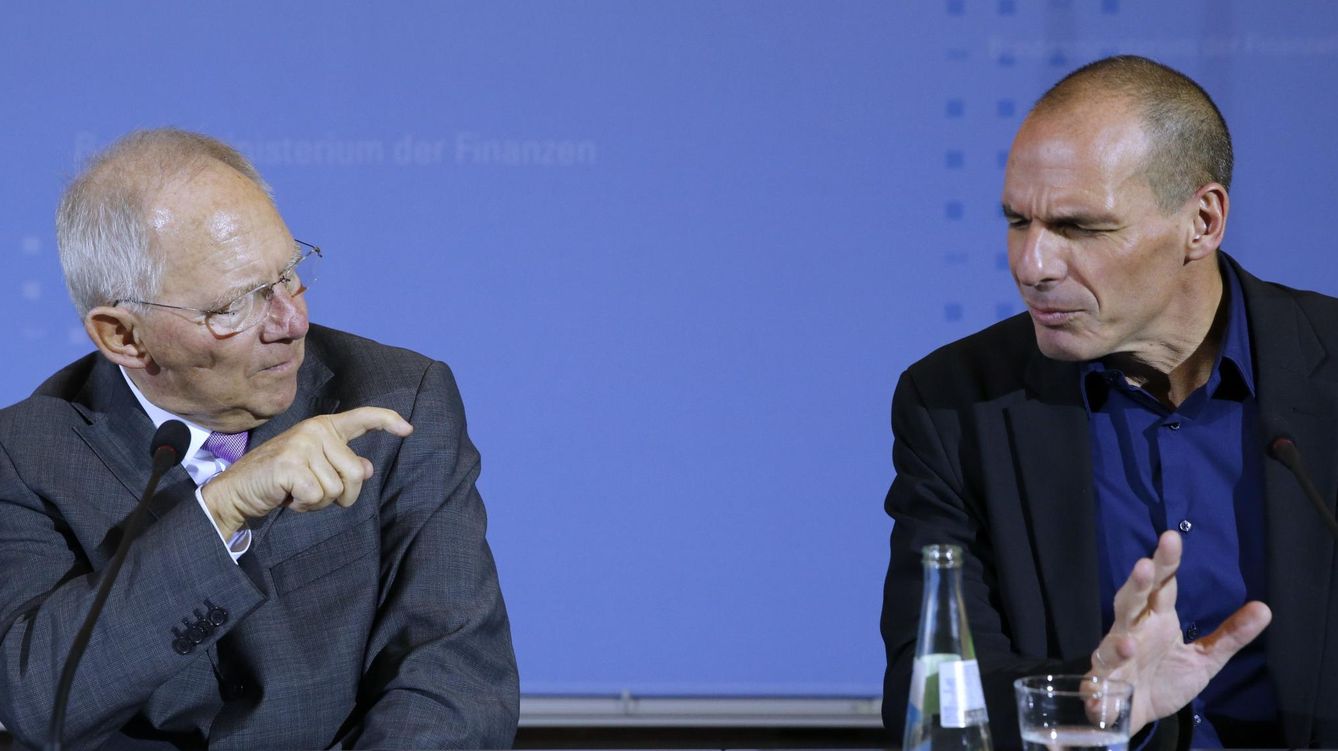 Foto: Yanis Varoufakis, junto al ministro de Economía alemán, Wolfgang Schauble, el pasado mes de febrero (Reuters)
