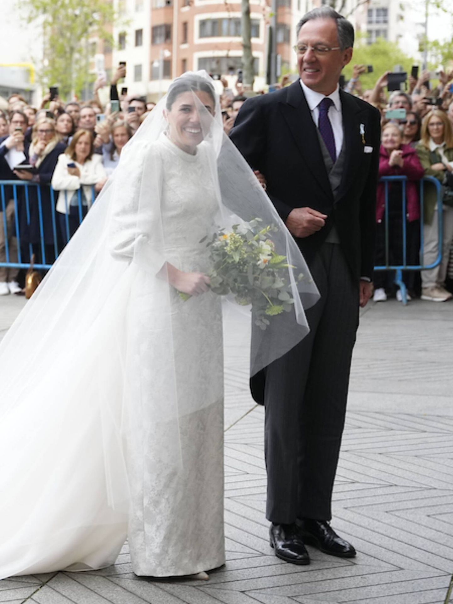 Teresa Urquijo, del brazo de su padre, llega a su boda con Almeida. (LP)