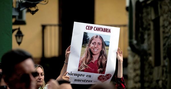 Foto: Concentración en la localidad cántabra de Puente San Miguel, con motivo de la trágica muerte de la golfista Celia Barquín en EEUU. (EFE)