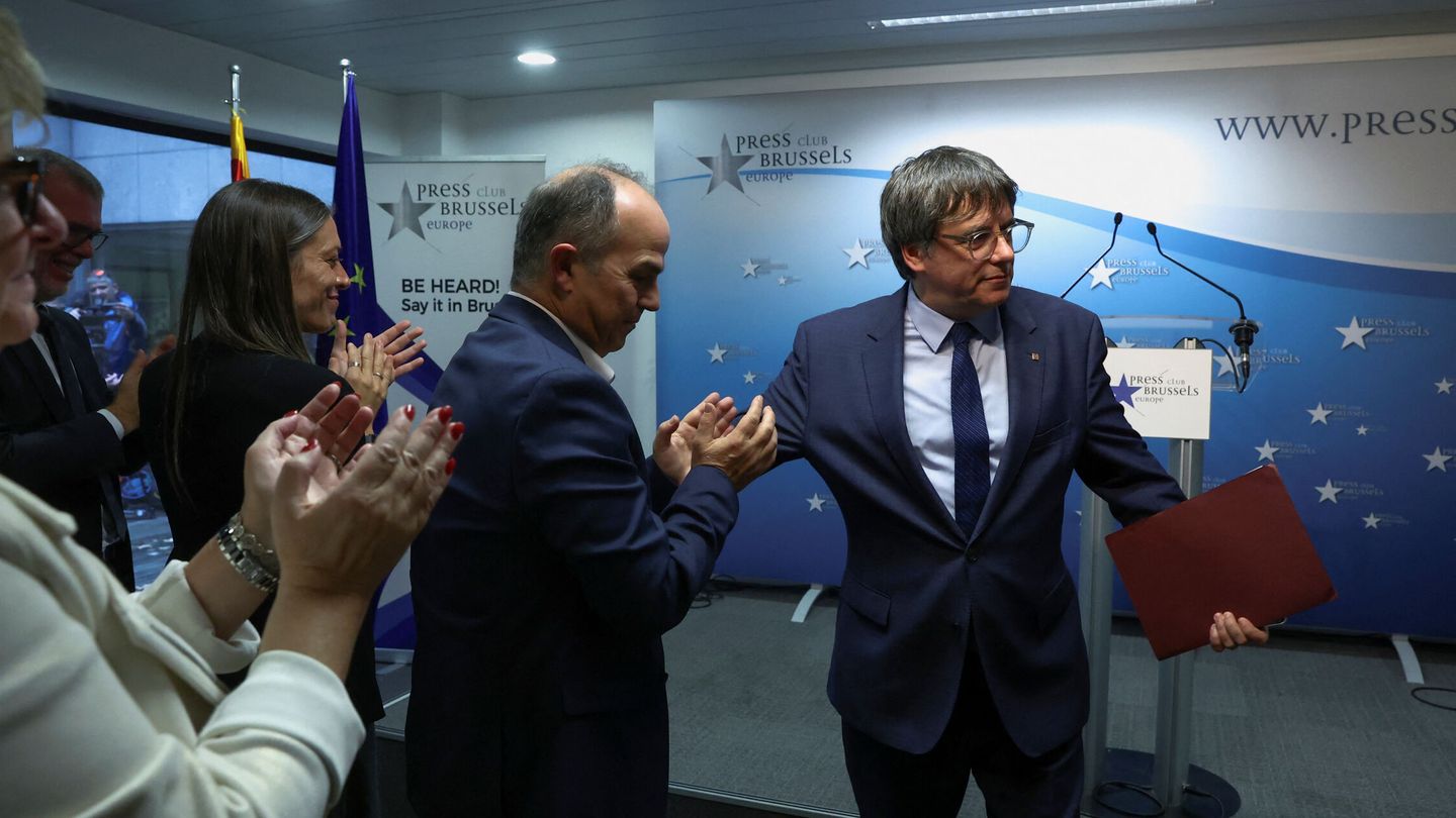 Puigdemont junto a Jordi Turull, que ha firmado el acuerdo con Santos Cerdán. (EFE)
