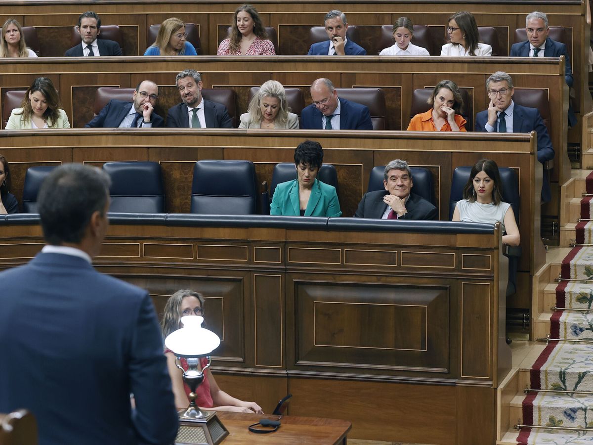 Foto: Pedro Sánchez habla desde el estrado del Congreso, frente a Feijóo. (EFE/J. P. Gandul)