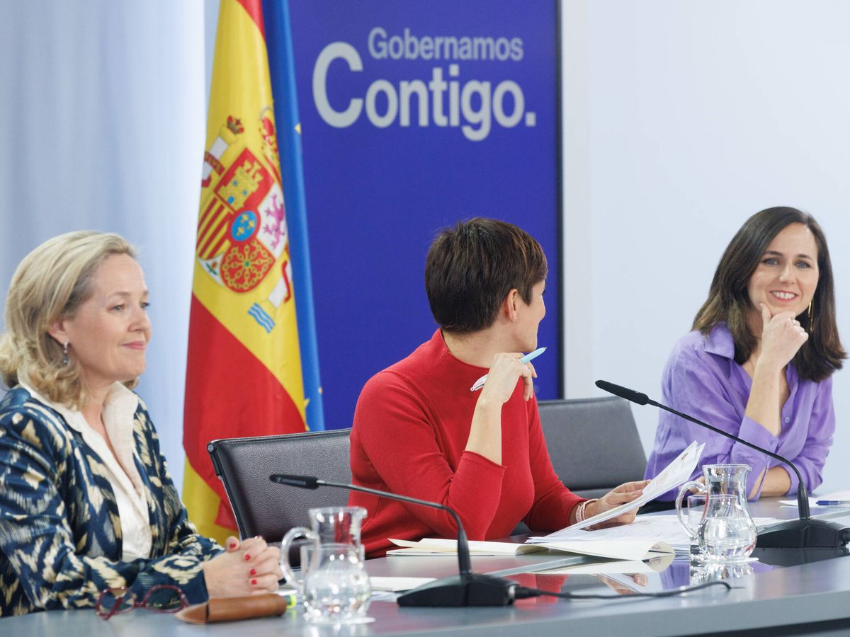 Foto: Calviño, en una rueda de prensa del Consejo de Ministros, con Belarra al fondo. (Europa Press/Eduardo Parra)