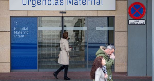 Foto: Puerta de Urgencias del Hospital Materno Infantil Virgen de la Arrixaca de Murcia, donde ha dado a luz la niña. (EFE)