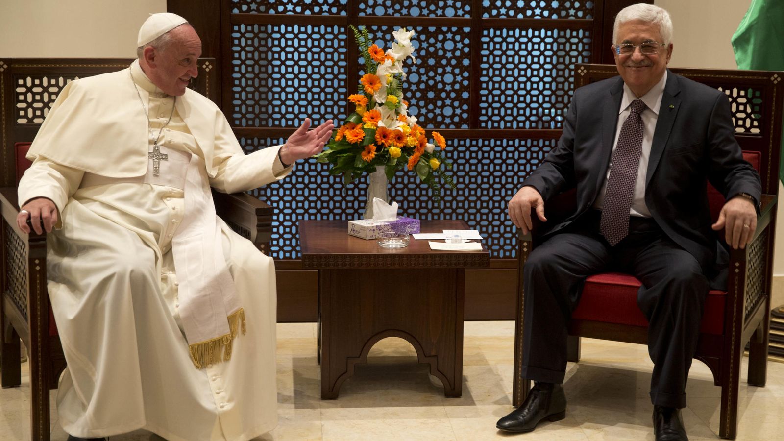 Foto: El Papa Francisco en una reunión con el Presidente de Palestina, Mahmoud Abbas (AP)