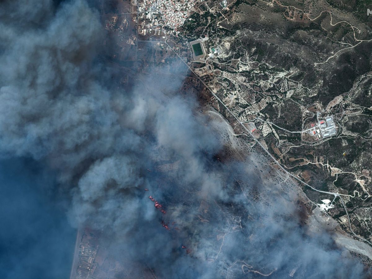 Foto: Imagen satélite del incendio en Rodas, Grecia. (EFE/Maxar Technologies)
