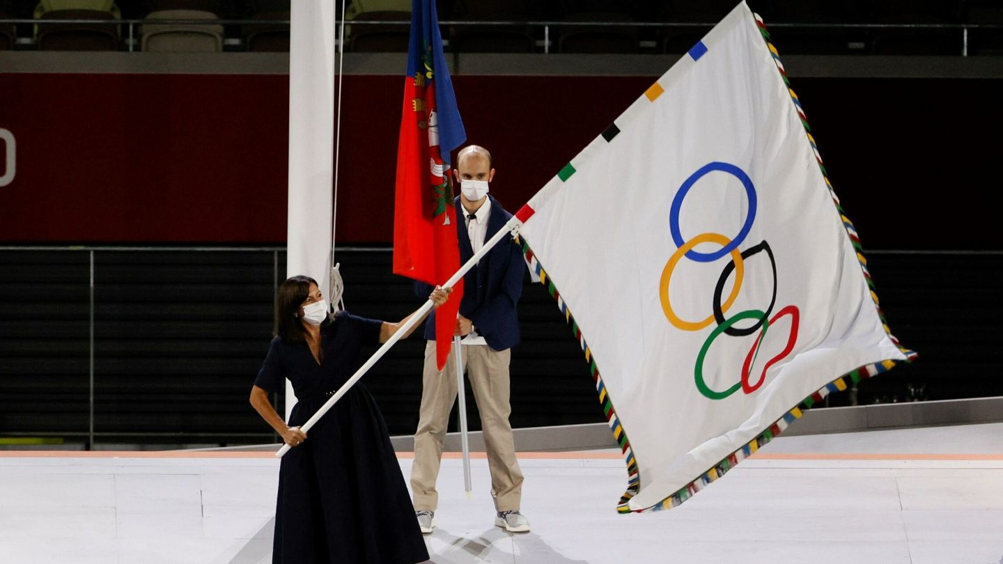 La alcaldesa de París, Anne Hidalgo, ondea la bandera olímpica durante la ceremonia de clausura de los Juegos Olímpicos 2020. (EFE)