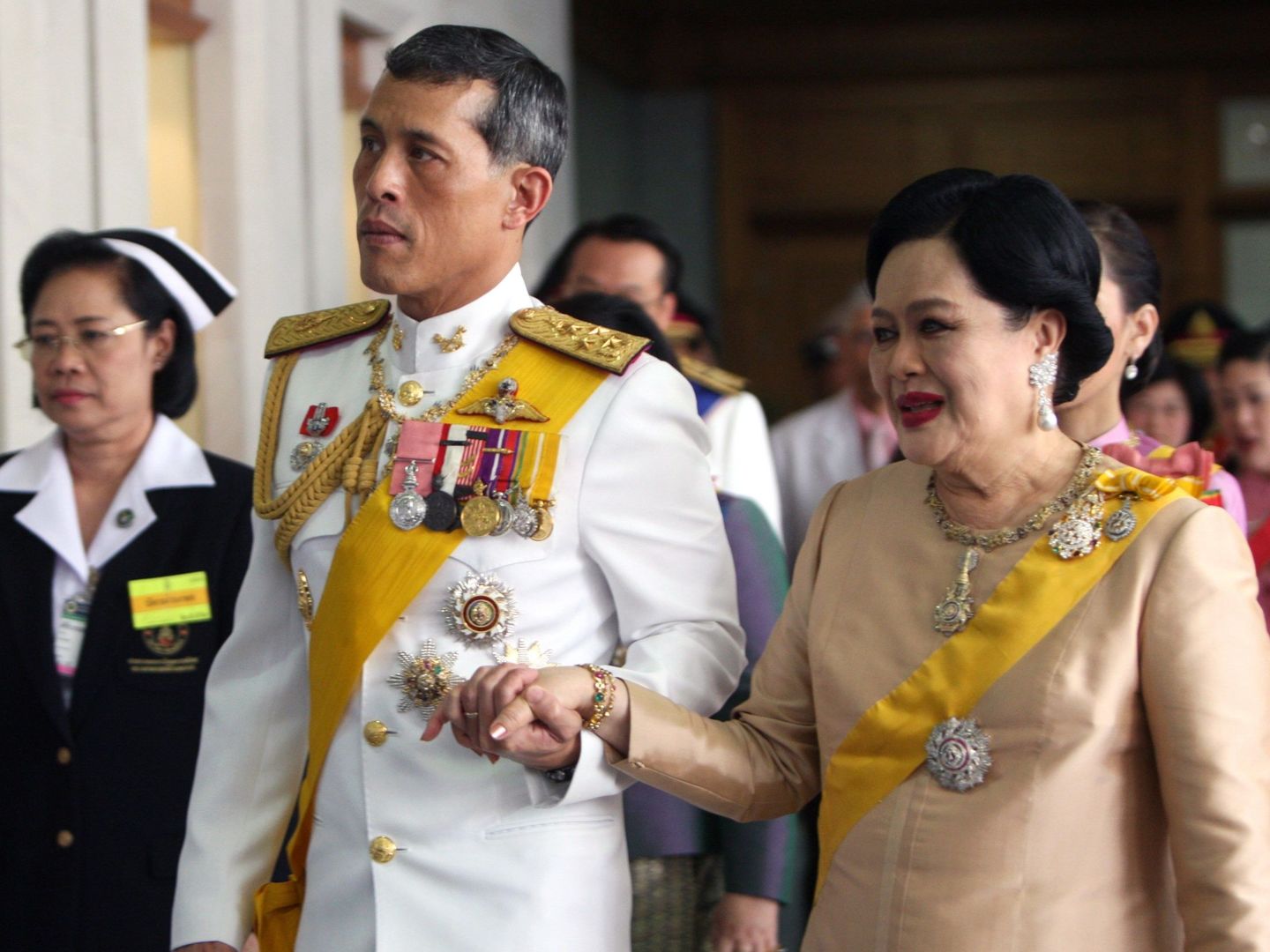 El rey de Tailandia, con su madre. (EFE)
