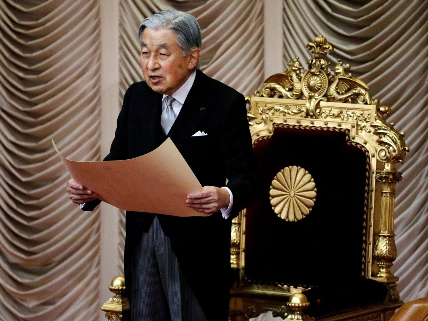 Akihito, en una sesión del Parlamento. (Reuters)