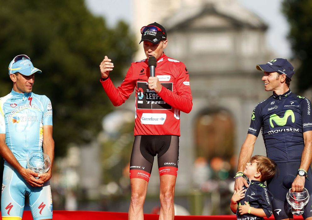 Foto: Horner, en el podio junto a Nibali y Valverde (Efe).