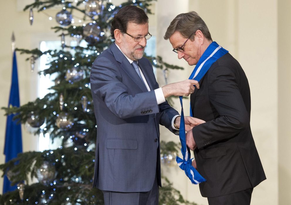 Foto: Rajoy condecora al ministro alemán de Exteriores con la Gran Cruz de la Orden del Mérito Civil el pasado diciembre. (Efe)
