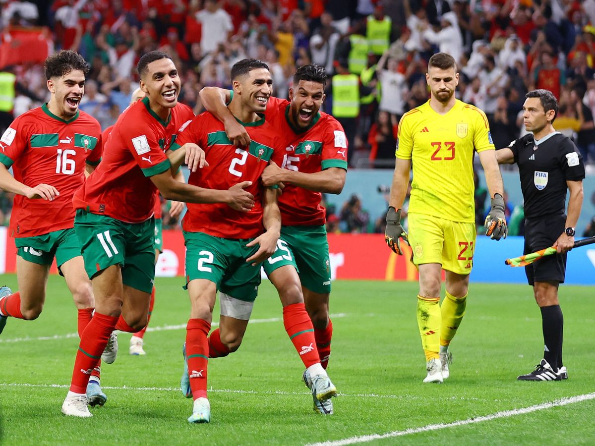 Foto: Los jugadores de Marruecos abrazan a Achraf Hakimi tras marcar el penalti que eliminaba a España del Mundial. (Reuters/Matthew Childs)