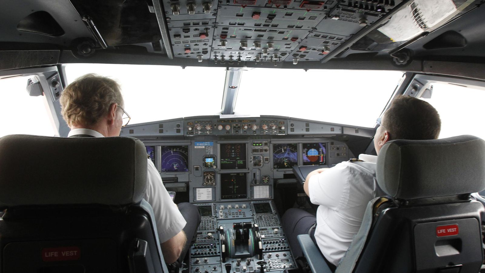 Foto: Imagen de archivo de la cabina de un avión (REUTERS)