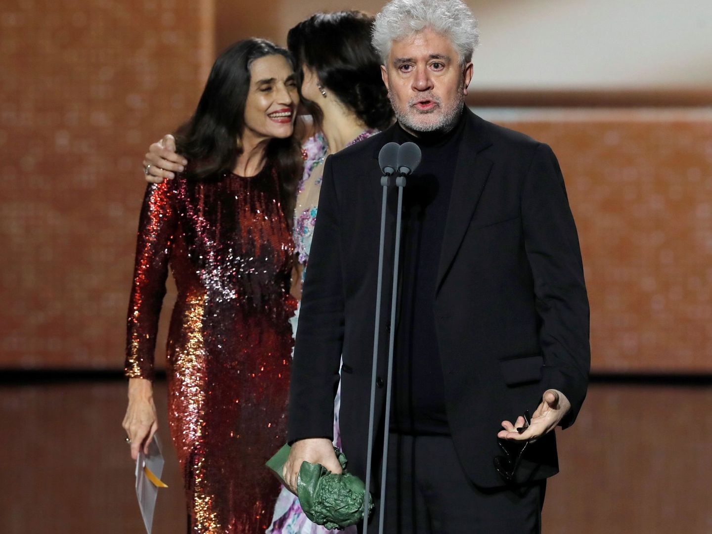Pedro Almodóvar recibe el Goya a la mejor dirección por su película 'Dolor y Gloria'. (EFE)