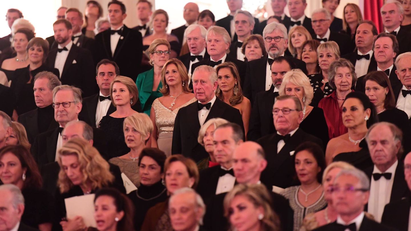 El príncipe Carlos rodeado de muchos de los invitados. (Getty)