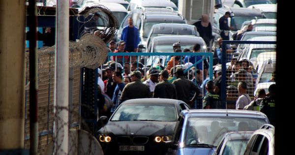 Foto: Una imagen de una cola de vehículos en el paso fronterizo de Ceuta con Marruecos. (EFE)