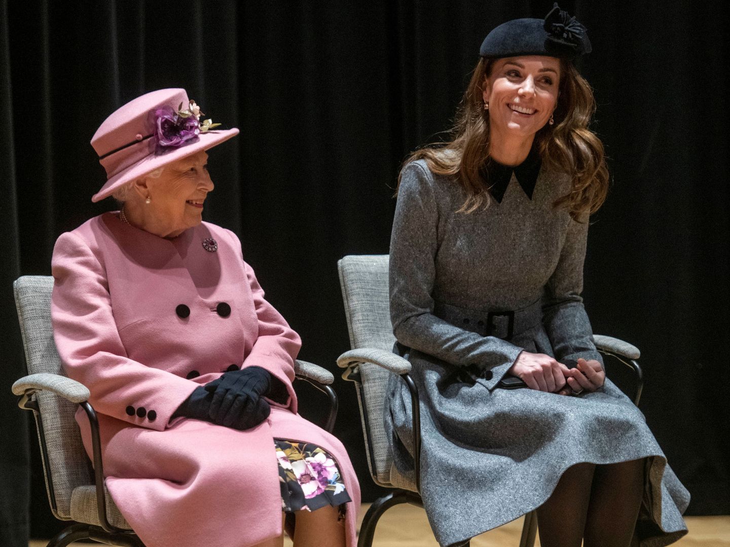 Isabel II y la duquesa. (Reuters)