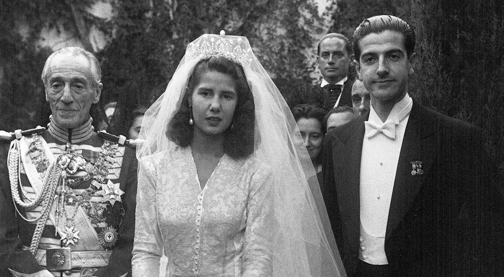 Cayetana de Alba con su padre (izq) y Luis Martínez de Irujo, el día de su boda (EFE)
