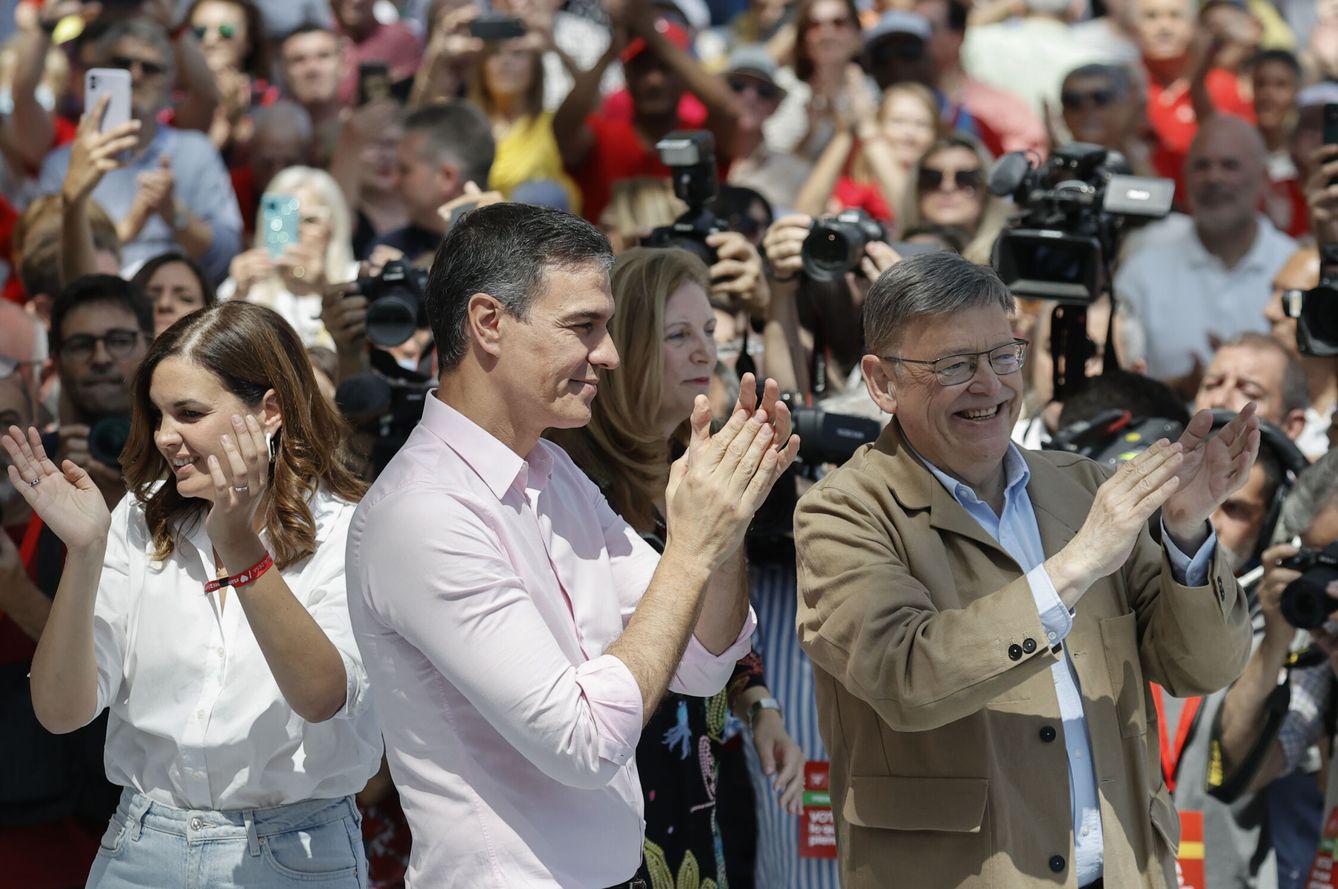 Sandra Gómez, Pedro Sánchez y Ximo Puig, en la campaña de las municipales en Valencia. (EFE)