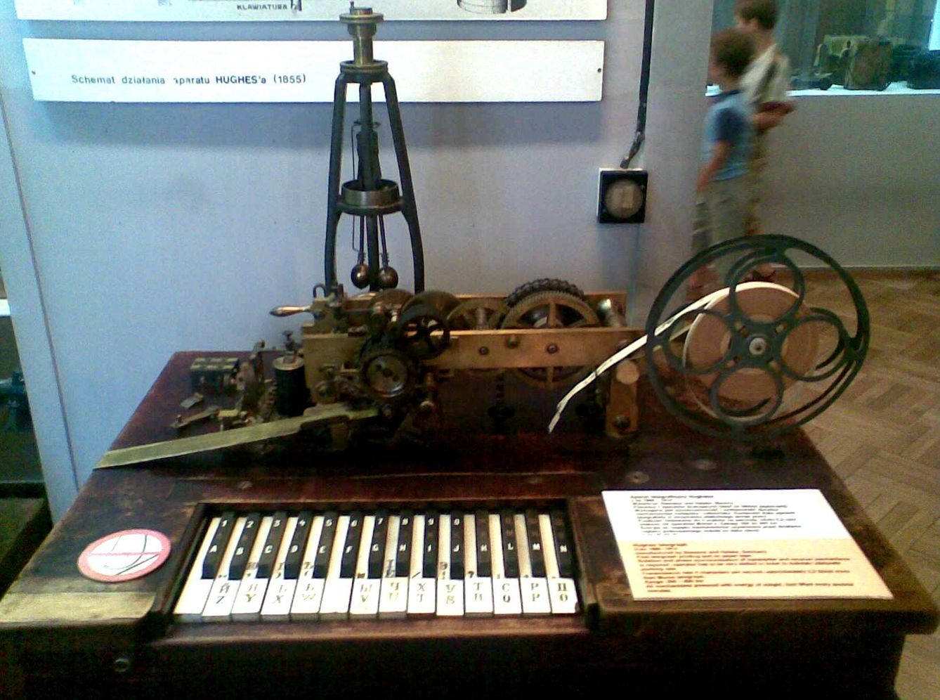 Telégrafo Hughes del Museo de Tecnología de Varsovia. Un modelo parecido es el que está reparando ahora el Museo Postal y Telegráfico de Madrid. (Imagen: Wikipedia)