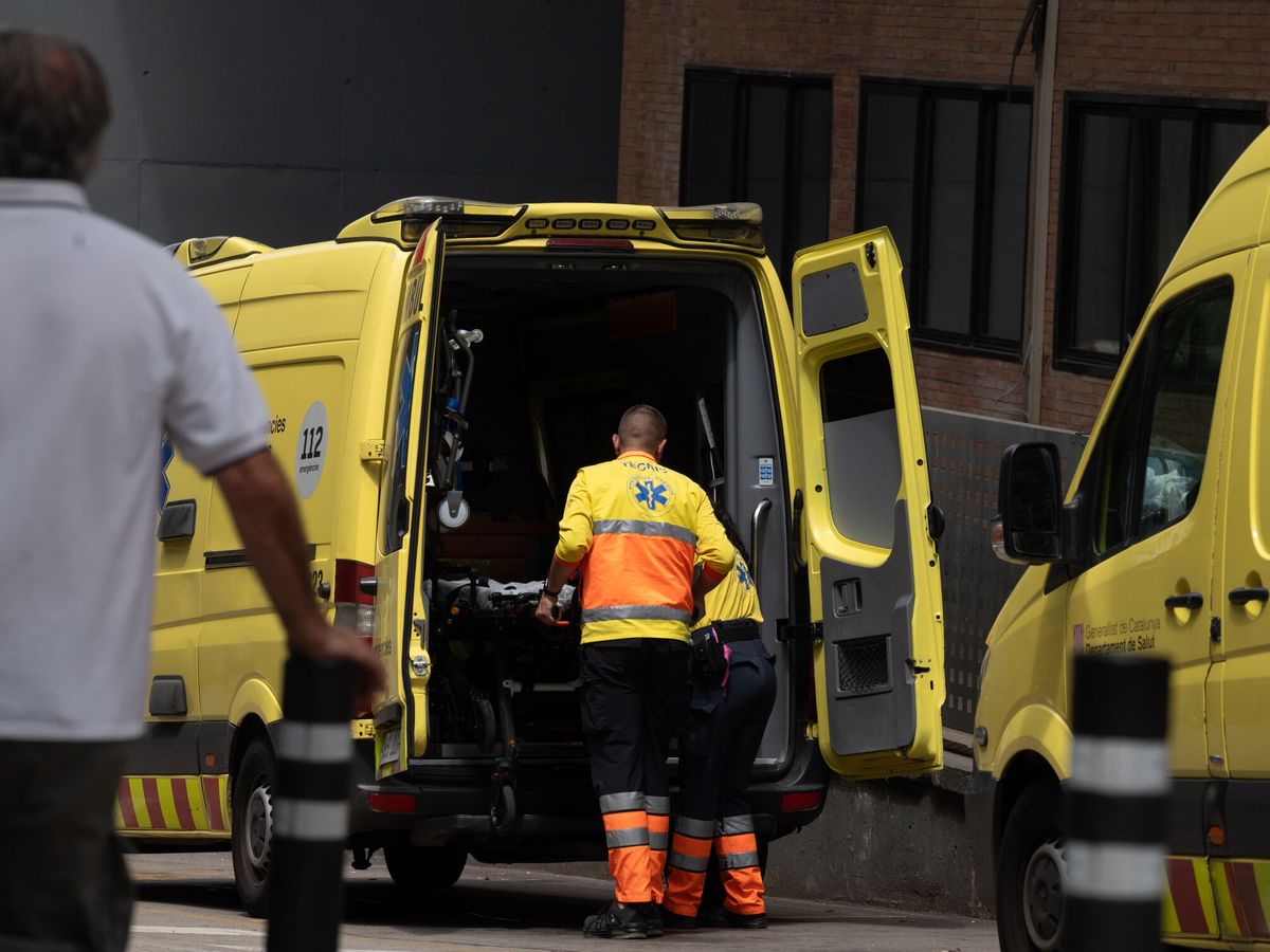 Foto: Unos sanitarios trabajan en una ambulancia en imagen de archivo. (Europa Press/David Zorrakino)