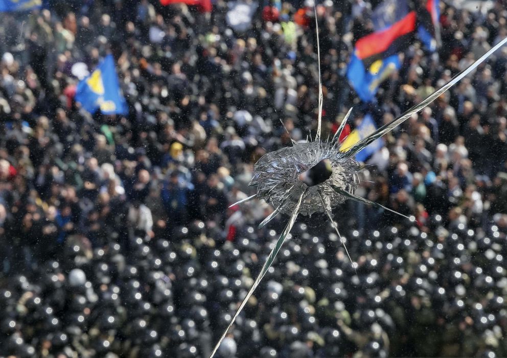 Foto: Una ventana rota en el Parlamento de Kiev durante enfrentamientos entre radicales de Svoboda y la policía el 14 de octubre de 2014. (Reuters)