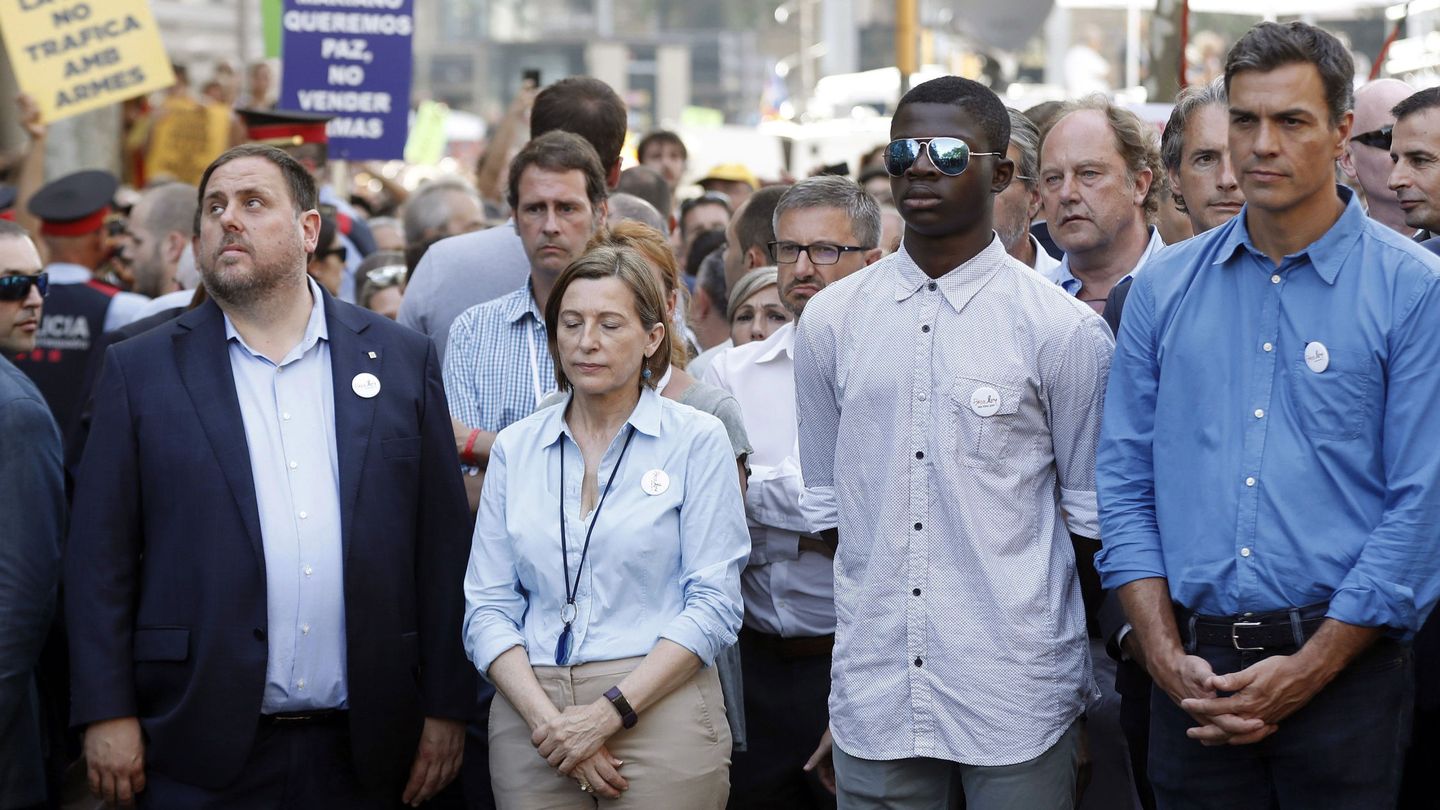 El vicepresidente de la Generalitat, Oriol Junqueras, y la presidenta del Parlament, Carme Forcadell, junto a Pedro Sánchez, el pasado 26 de agosto en Barcelona en la manifestación contra los atentados del 17-A. (EFE)